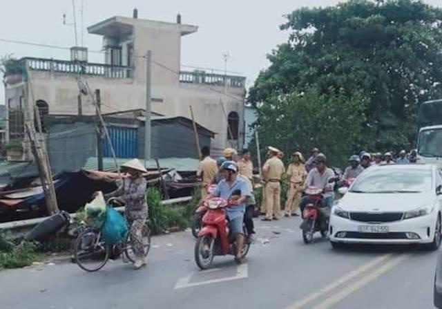 Hai me con tu vong sau cu va cham voi xe bon tren quoc lo 1 hinh anh