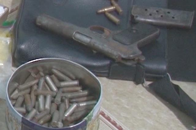 Nghi pham tang tru ma tuy va sung K54 trong nha hinh anh