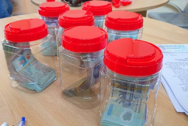 Nhom nguoi di oto mang gan nua ty sang Campuchia danh bac hinh anh