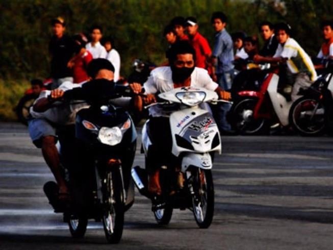 Canh sat chan bat 140 thanh nien co vu, dua xe trai phep o Hau Giang hinh anh