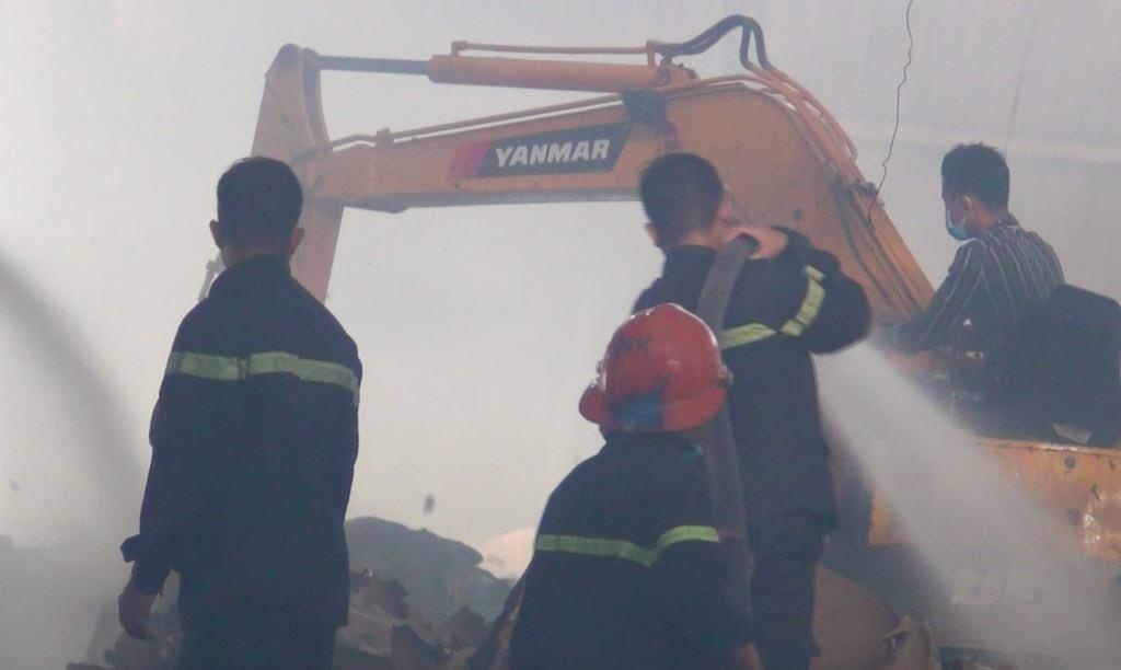 Hien truong vu chay nha may giay o Tien Giang hinh anh