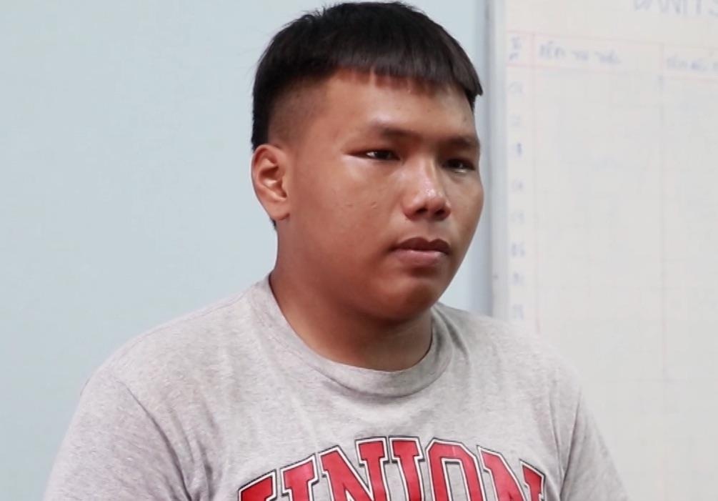 Ke danh hoi dong nam sinh bi cam di khoi noi cu tru hinh anh