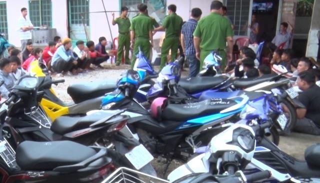 31 thanh niên tụ tập đua xe ảnh 1 31 thanh nien tu tap dua xe anh 1