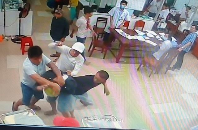 Hỗn chiến ở bệnh viện ảnh 1 Hon chien o benh vien anh 1