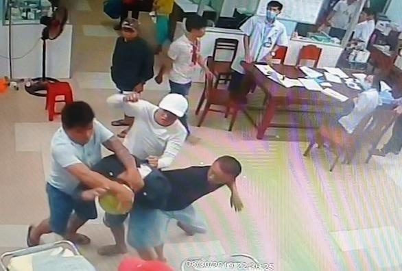 Hon chien trong benh vien vi khoan no 4 trieu dong hinh anh