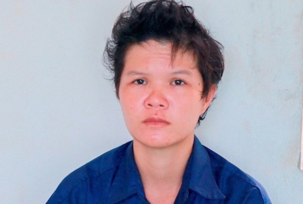 Nu tiep vien quan karaoke len vao phong ba chu trom do hinh anh