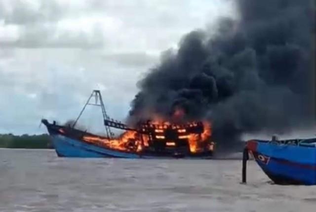 Tau ca tien ty chay rui tren song o Ben Tre hinh anh