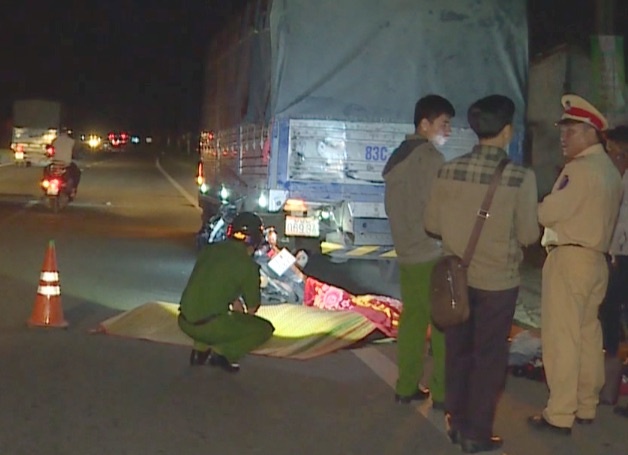 Tong vao oto tai dang dung, hai me con tu vong tai cho hinh anh