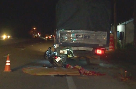 Hai mẹ con tử vong trên quốc lộ ảnh 1 Hai me con tu vong tren quoc lo anh 1