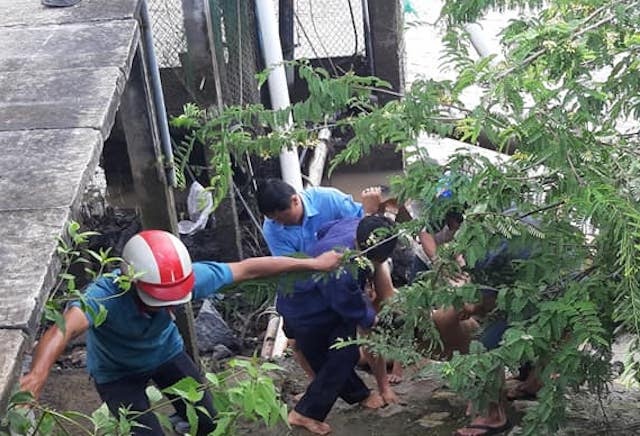 2 cong nhan thiet mang khi sua may bom hinh anh