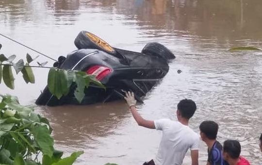 3 thi the trong xe Mercedes noi tren rach hinh anh