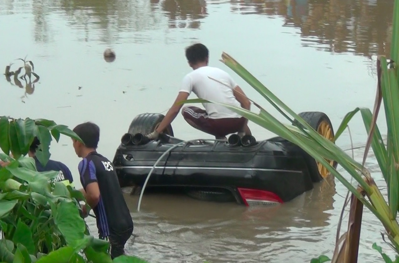 ôtô lao xuống rạch 3 người chết ảnh 2 oto lao xuong rach 3 nguoi chet anh 2