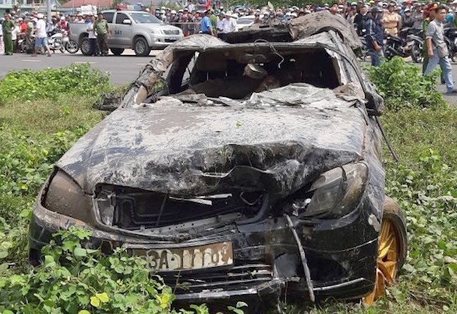 Ai cam lai chiec Mercedes roi xuong rach o Tien Giang? hinh anh