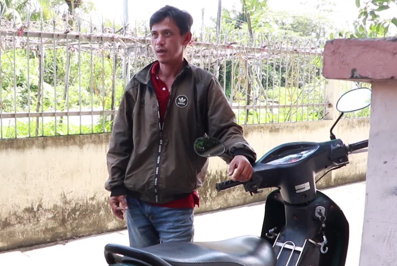 cha đi thăm con trộm xe máy ảnh 1 cha di tham con trom xe may anh 1