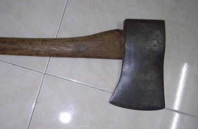 Con trai bi nghi cam bua danh me gia tu vong hinh anh