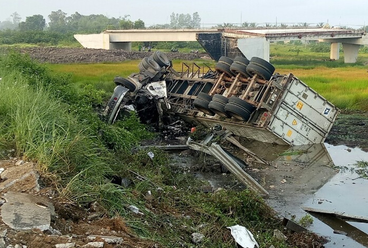 Cat cabin cuu tai xe xe dau keo anh 1