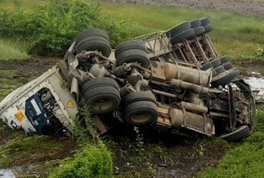 Cat cabin cuu tai xe xe dau keo gap nan tren cao toc hinh anh