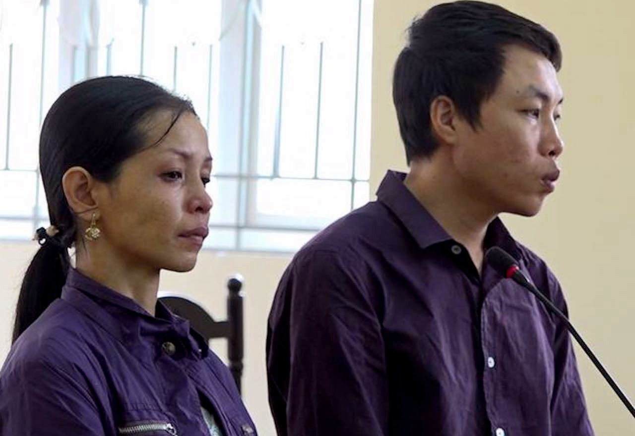 Hai vo chong cung di tu vi buon ma tuy hinh anh
