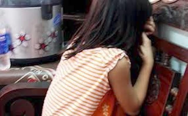 Ong lao du be gai cho banh keo sau do xam hai tinh duc hinh anh