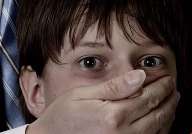 Tam giu hai thanh nien bat coc be trai 3 tuoi de doi no hinh anh