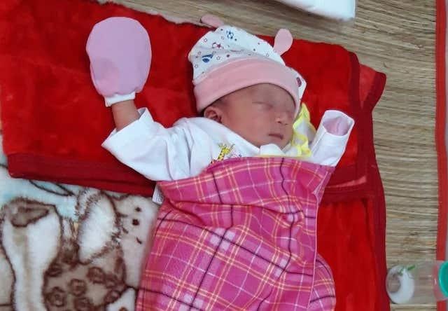 Be gai so sinh mot ngay tuoi bi bo roi truoc chua hinh anh