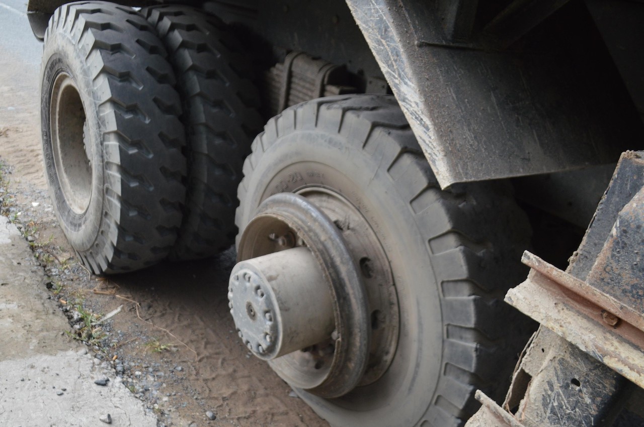 Lop xe tai vang trung nguoi, nam cong nhan bi thuong hinh anh