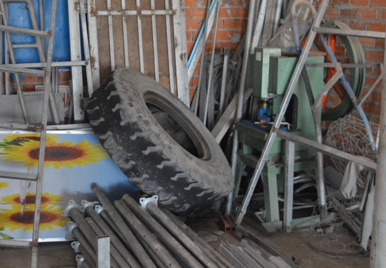 Ôtô nổ văng lốp vào nhà dân ảnh 2 Oto no vang lop vao nha dan anh 2