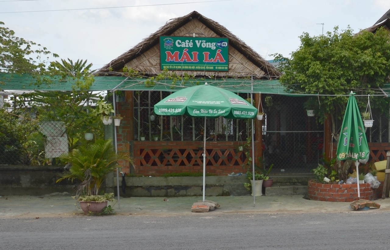 Khoi to nguoi dan ong gay an mang o quan ca phe hinh anh