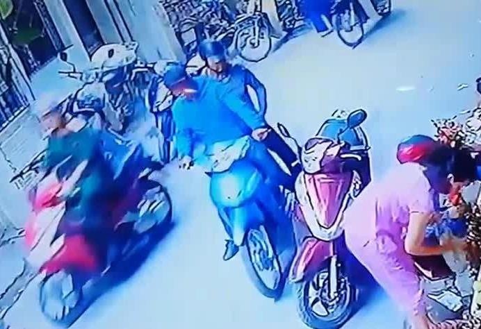 Cap doi vo mua hang de cay cop xe hinh anh