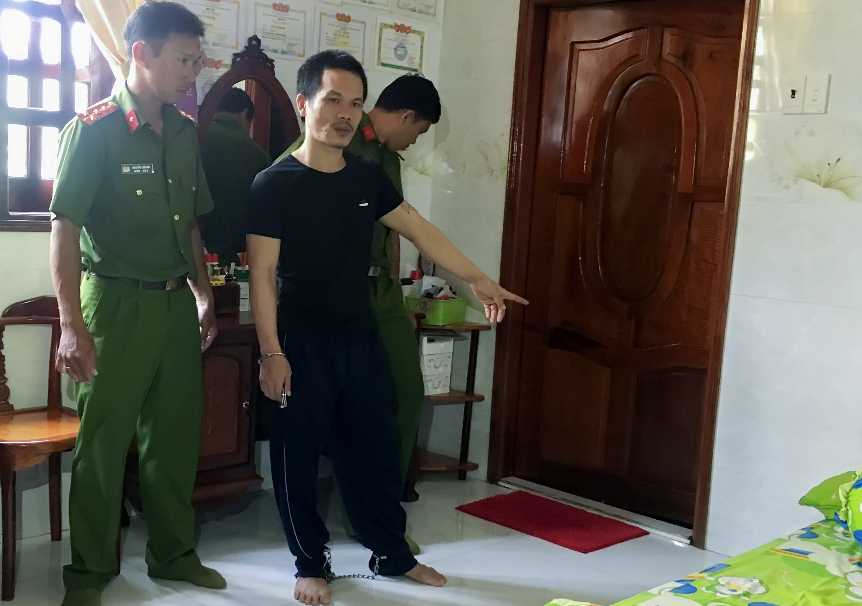 Truy na ke chi diem cho nhom nguoi trom tien ty o Vinh Long hinh anh