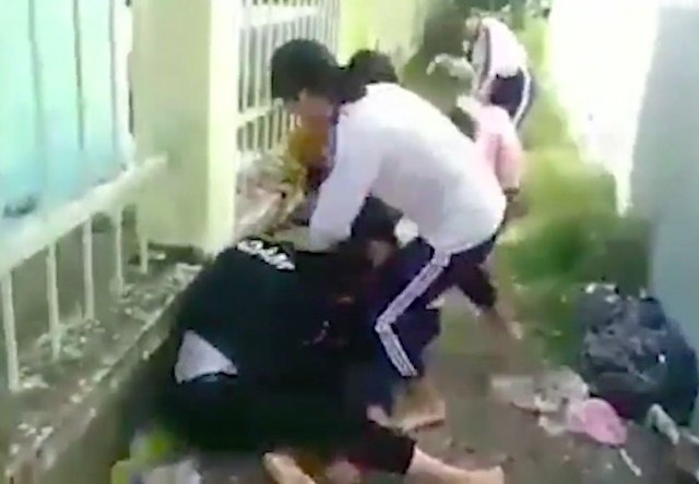 Hai nu sinh danh toi tap 4 ban hoc cung truong hinh anh