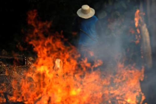 10 ngu dan bi bong khi nhung luoi vao nhua duong tron xang hinh anh
