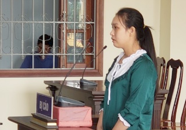 Nu 9X cuop tui xach cua nguoi ngoai quoc hinh anh