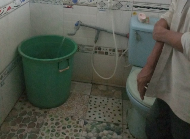 Be gai 3 tuoi tu vong trong nha ve sinh hinh anh