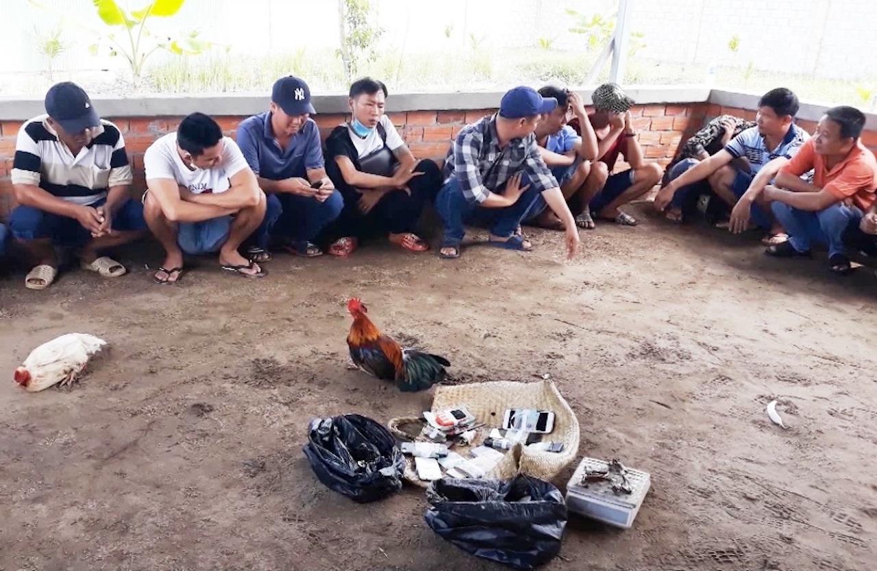 Bat giu 21 nguoi da ga an tien hinh anh