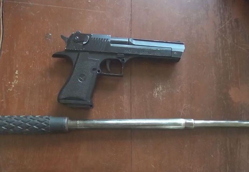 Cam sung nhua di danh chu no nhap vien hinh anh