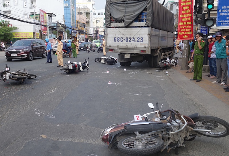 Xe tải tông 6 xe máy ảnh 1 Xe tai tong 6 xe may anh 1