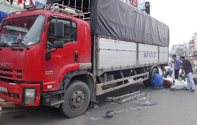 Oto tai tong 6 xe may dung den do, 4 nguoi bi thuong hinh anh