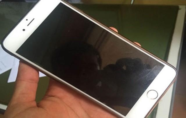 Hai thanh nien cuop iPhone cua phu nu hinh anh