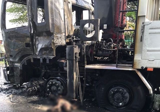 Oto tai boc chay sau khi tong chet nguoi di xe may hinh anh