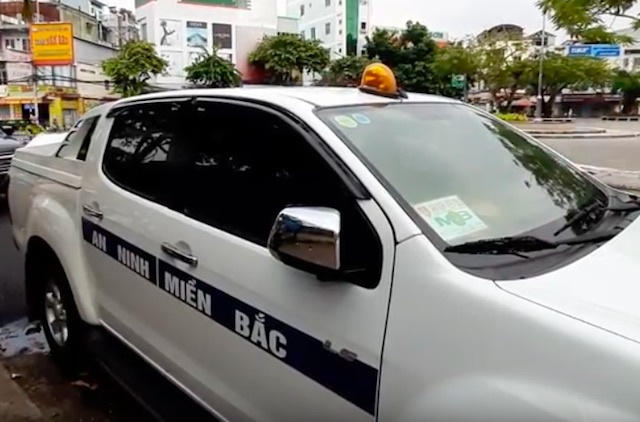 Ôtô bán tải lùi trên đường cấm ảnh 1 Oto ban tai lui tren duong cam anh 1