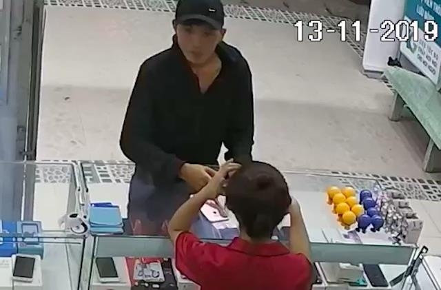 Di oto vao cua hang cuop 3 iPhone hinh anh