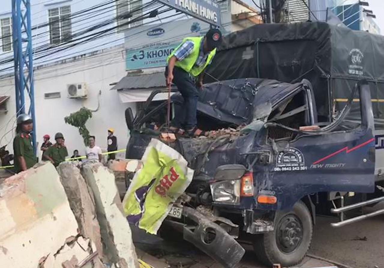 Xe tai lao vao quan pho, mot nguoi tu vong hinh anh