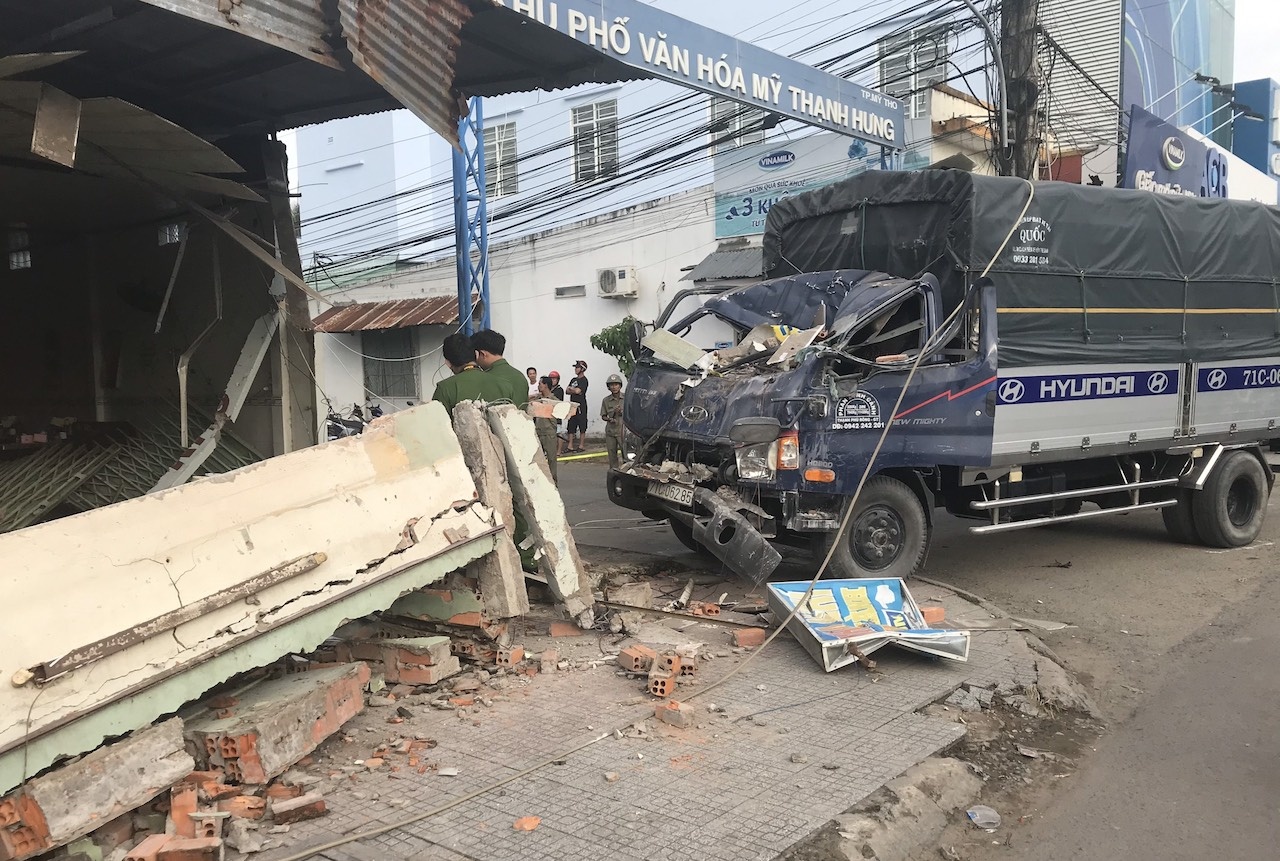 Xe tải lao vào quán phở ảnh 1 Xe tai lao vao quan pho anh 1