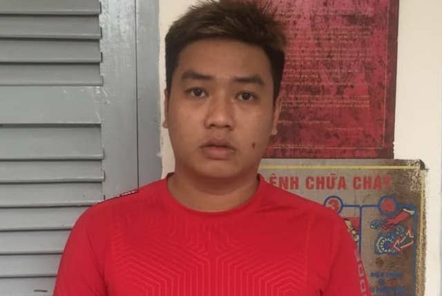 Nam thanh nien bi giam long, danh gay tay va chan hinh anh