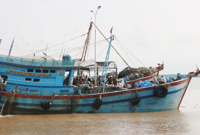 Hai nguoi bi dam chet tren tau ca hinh anh