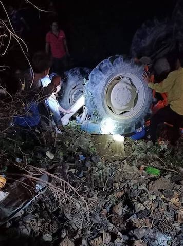 Lật máy cày chết người ảnh 1 Lat may cay chet nguoi anh 1