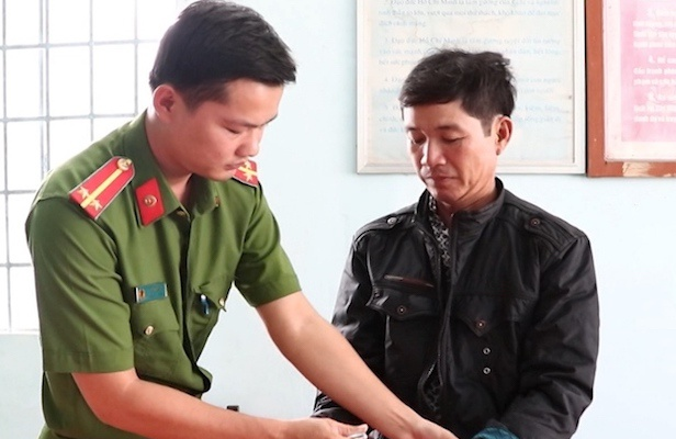 Dam ban nhau suyt chet vi khong chap diem danh bi-a hinh anh