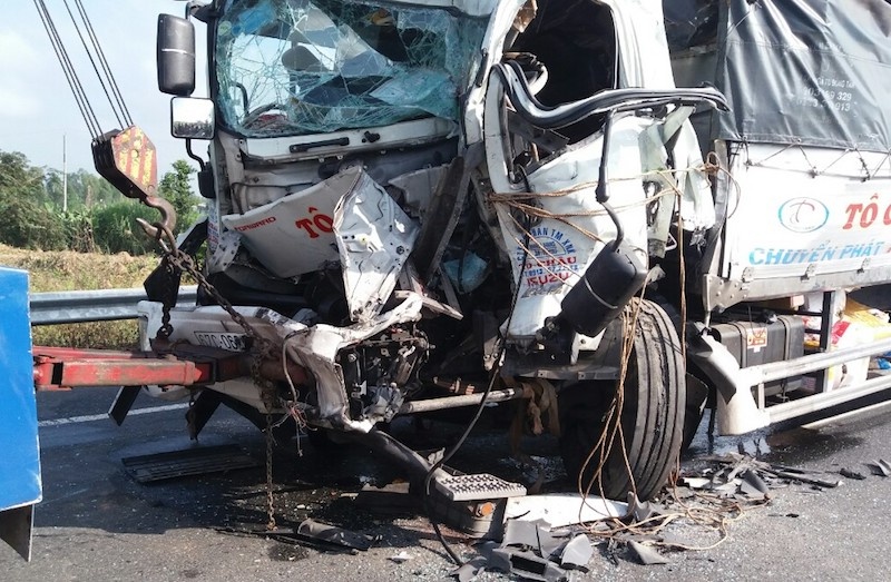 Tai xe xe tai thiet mang sau khi huc oto chay cung chieu hinh anh