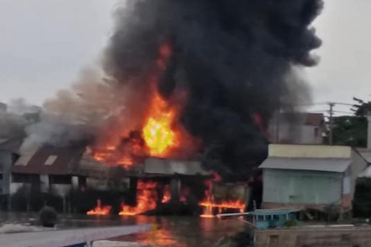 Chay du doi o co so san xuat dau chai hinh anh